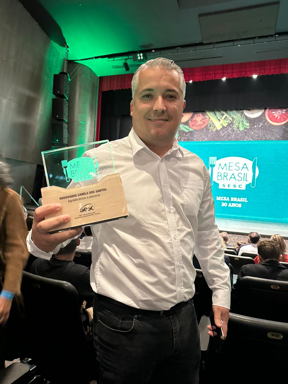 Camilo dos Santos é homenageada com prêmio pela participação no Projeto Mesa Brasil (25/08/2023 14:28:05)